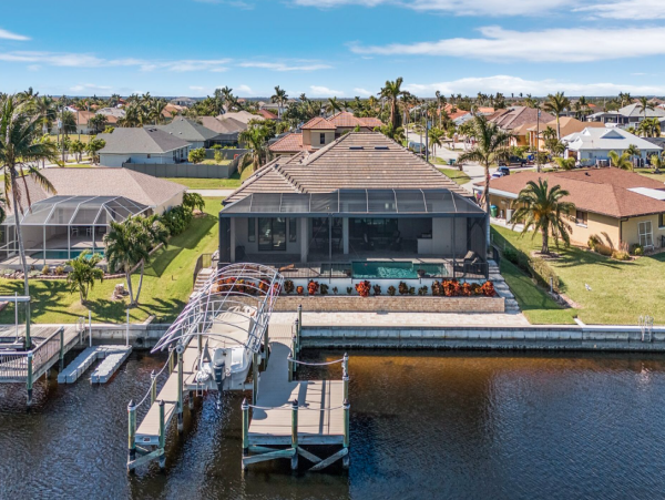 Luxurious Waterfront Retreat - 4 Bedroom Vacation Rental in Cape Coral
